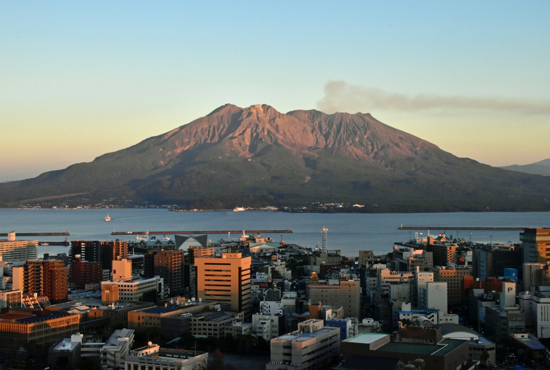 Vista del volcán Sakurajima al fondo