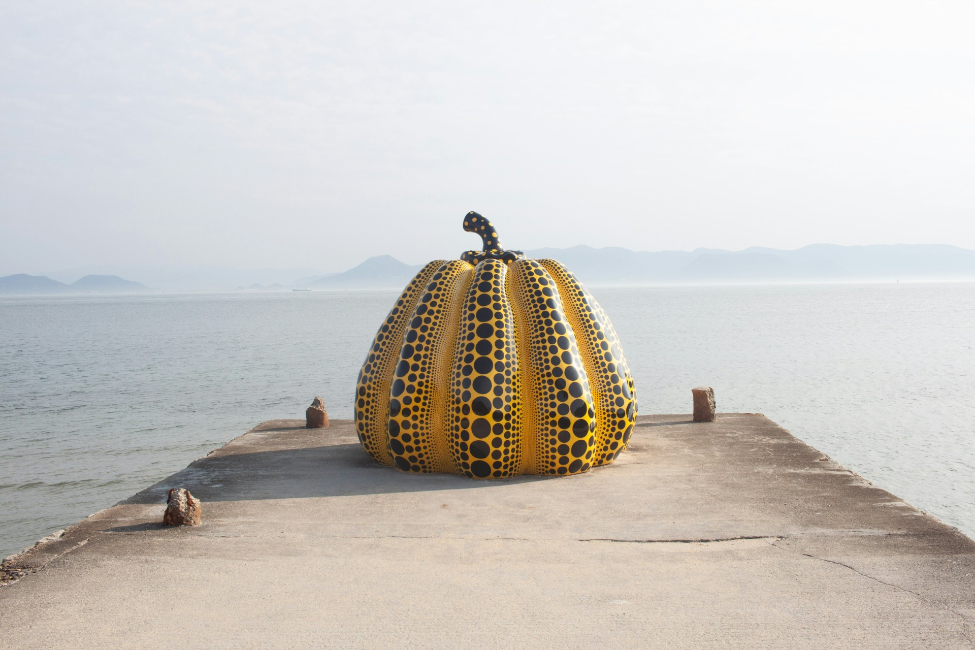 La calabaza amarilla de Yayoi Kusama sobre el muelle de Naoshima