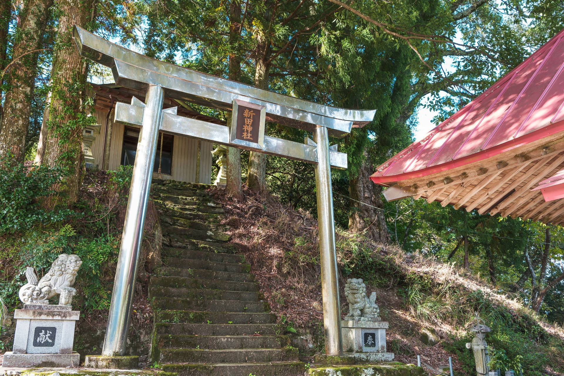 Un torii metálico en Tsurugi
