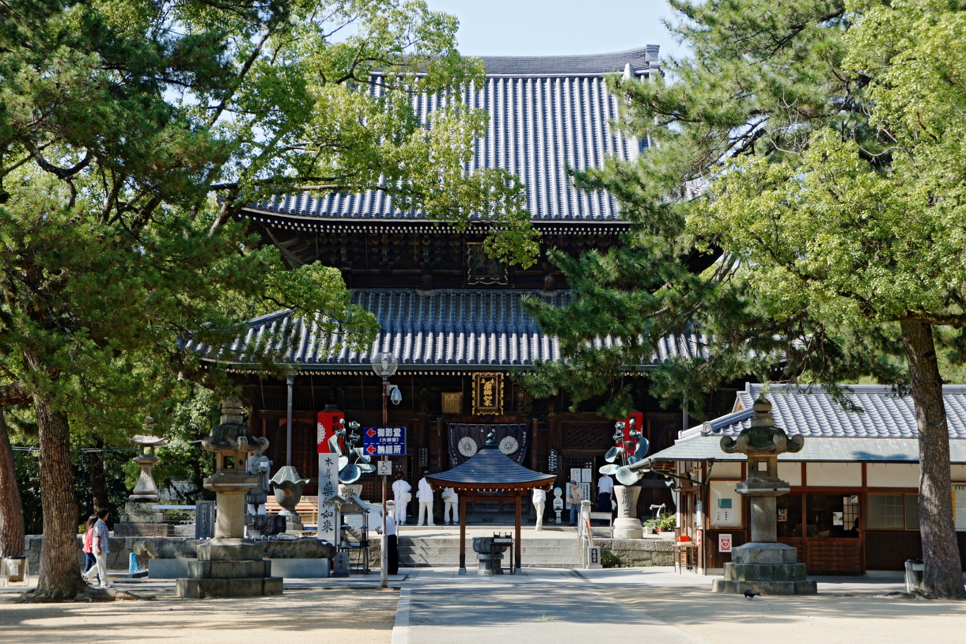 Peregrinos en Zentsū-ji, el templo 75 y el lugar de nacimiento de Kūkai