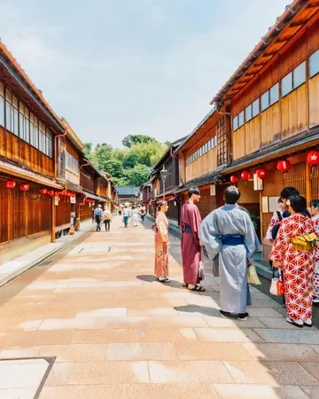 Calle de casas de té de madera del barrio Higashi Chaya, en Kanazawa