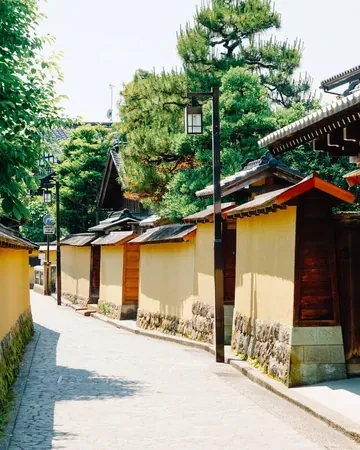 Calle de muros de barro amarillo del barrio samurái de Nagamachi, Kanazawa