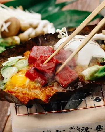Carne de Hida asada sobre una hoja de magnolia con hoba miso