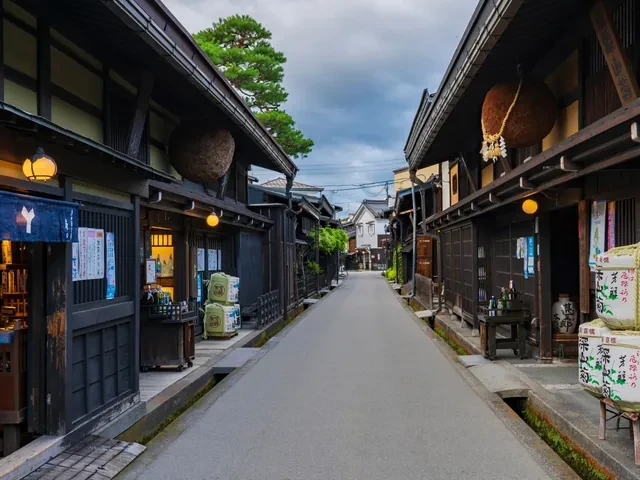 Calle del casco antiguo de Takayama con casas de comerciantes de madera oscura