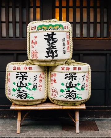 Barriles de sake apilados frente a una destilería del casco antiguo de Takayama