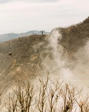 Teleférico de Hakone sobre las fumarolas del valle volcánico de Owakudani