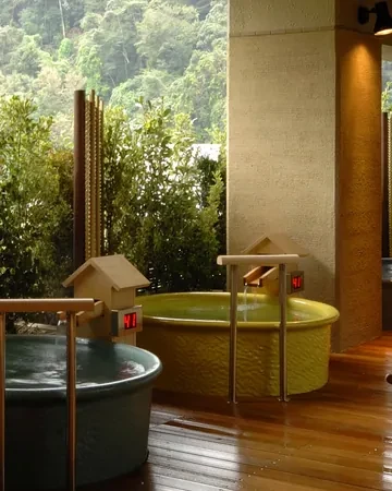 Habitación del ryokan Kajikaso con dos bañeras de onsen privado junto a la terraza