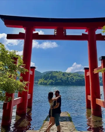 Daniel y Josefa, clientes de Japonal, besándose bajo el torii rojo del santuario de Hakone, en el lago Ashi