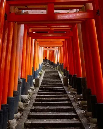Escaleras entre los torii rojos de Senbon Torii, en el santuario Fushimi Inari de Kioto