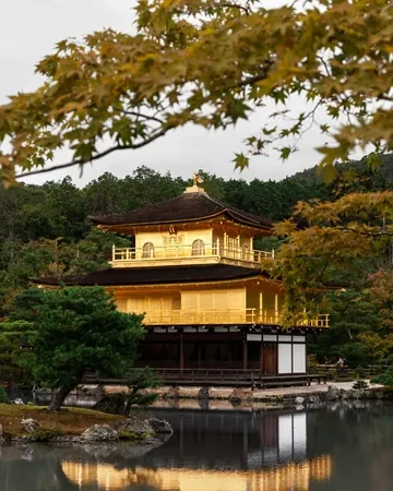 Pabellón Dorado de Kinkaku-ji reflejado en su estanque a principios del otoño, Kioto