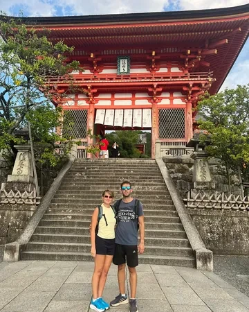 Pareja de clientes de Japonal ante la puerta Nio, la entrada roja del templo Kiyomizu-dera, en Kioto