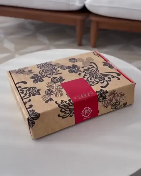 Vídeo abriendo la caja del Kit Japonal, con la guía, los sobres de documentación y el detalle para los dos