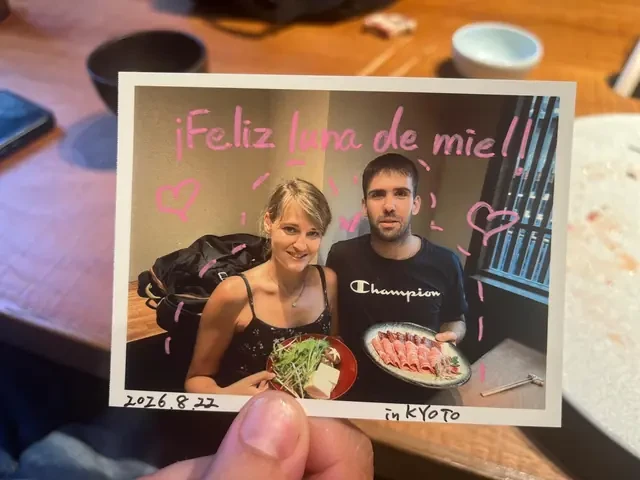 Cristina y Adrián, clientes de Japonal, con una tarjeta de «¡Feliz luna de miel!» durante una cena en Kioto