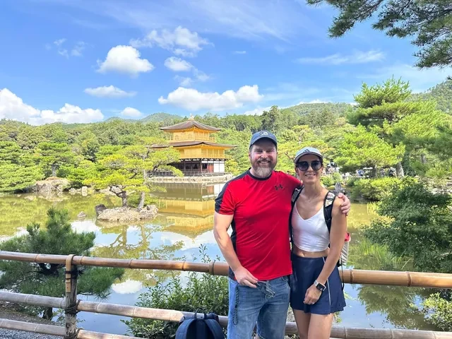 Daniel y Josefa, clientes de Japonal, ante el Pabellón Dorado de Kinkaku-ji durante su luna de miel en Kioto