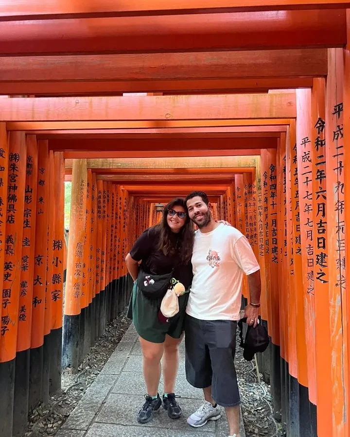 Iris y Hamid, clientes de Japonal, entre los torii rojos de Fushimi Inari, en Kioto