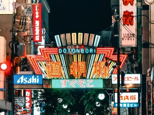 Calle de Dotonbori en Osaka de noche, con sus letreros de neón