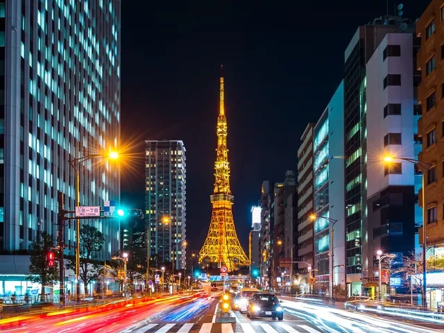 Avenida de Tokio de noche con la Torre de Tokio iluminada al fondo