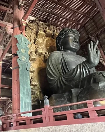 Gran Buda de bronce dentro de la sala principal del templo Todai-ji, en Nara