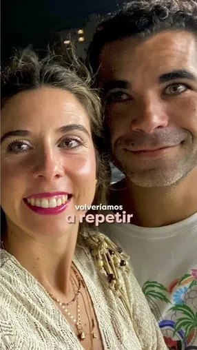 Marta y Alejandro, sonrientes, durante su luna de miel en Japón