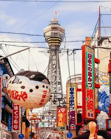 Calle de Shinsekai con letreros de colores y la torre Tsutenkaku al fondo, Osaka