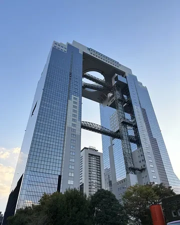 Edificio Umeda Sky visto desde abajo, dos torres unidas por un mirador circular, Osaka