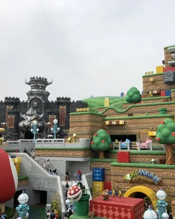 Super Nintendo World en Universal Studios Japan, con la montaña de Mario, tuberías y setas gigantes, Osaka