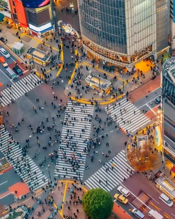 Cruce de Shibuya visto desde arriba, con la gente cruzando en todas direcciones, Tokio