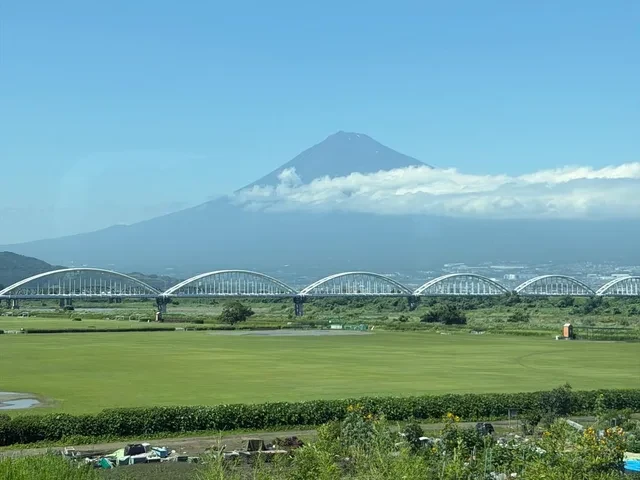 Tren cruzando un puente frente al monte Fuji