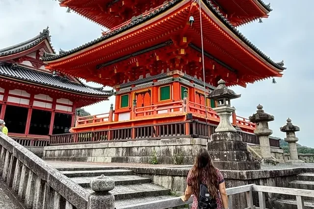 Viajera frente a la pagoda roja del templo Kiyomizu-dera, en Kioto