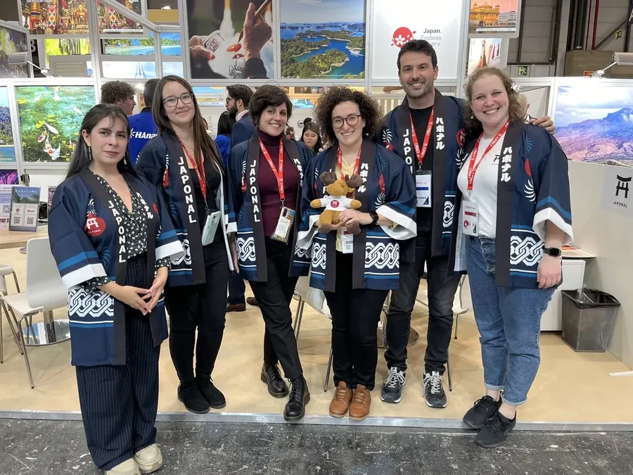 Seis personas del equipo de Japonal con el happi de la marca en FITUR 2024