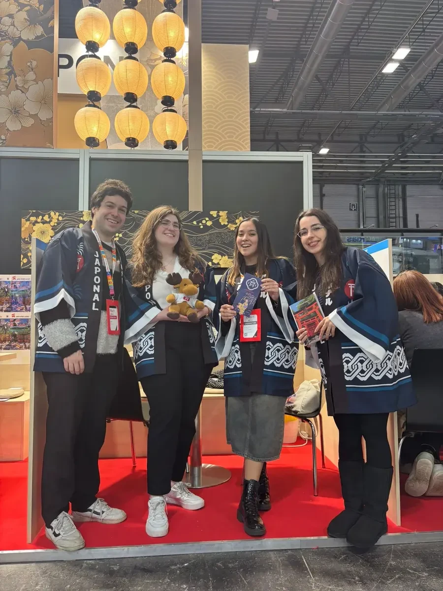 Parte del equipo de Japonal con el happi de la marca en su stand de FITUR 2026, en Madrid