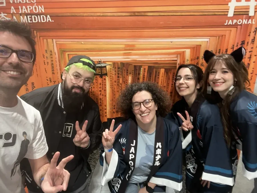 Selfi del equipo de Japonal delante del photocall de toriis en Japan Weekend Madrid