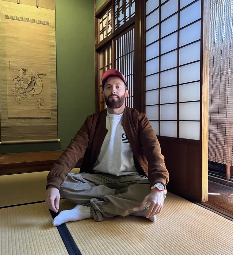Roberto Landete, especialista en viajes a Japón de Japonal, agencia de viajes especializada en Japón, sobre el tatami de una habitación japonesa