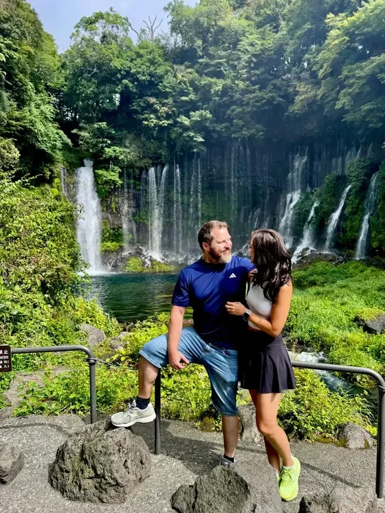 Daniel y Josefa, viajeros de Japonal, abrazados junto a las cascadas de Shiraito, cerca del monte Fuji