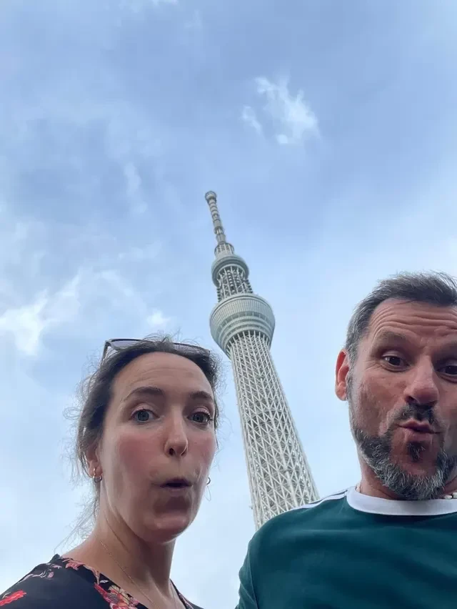 Elena y Pablo, viajeros de Japonal, sonrientes en un selfi con la Tokyo Skytree detrás