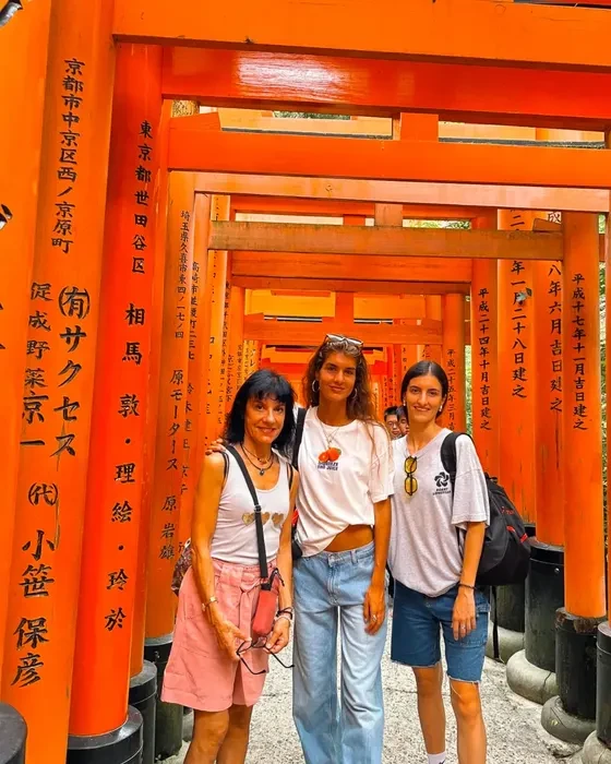 Montse y sus hijas posando entre los torii rojos de Fushimi Inari, en Kioto