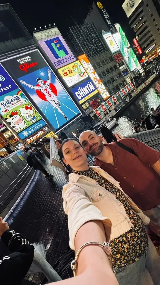 Paula y Carlos de noche junto al canal de Dotonbori, en Osaka